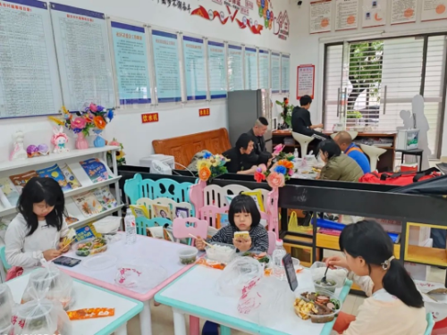 黨員突擊隊下沉到武江區(qū)金洲社區(qū)協(xié)助防汛工作 (2).jpg