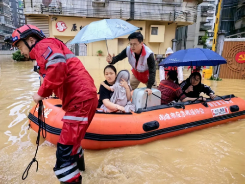 黨員突擊隊下沉到武江區(qū)金洲社區(qū)協(xié)助防汛工作 (1).jpg